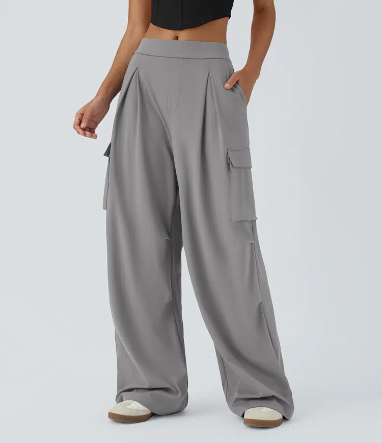 Plissierte Cargo-Freizeithose mit hohem Bund, mehreren Taschen und weitem Bein