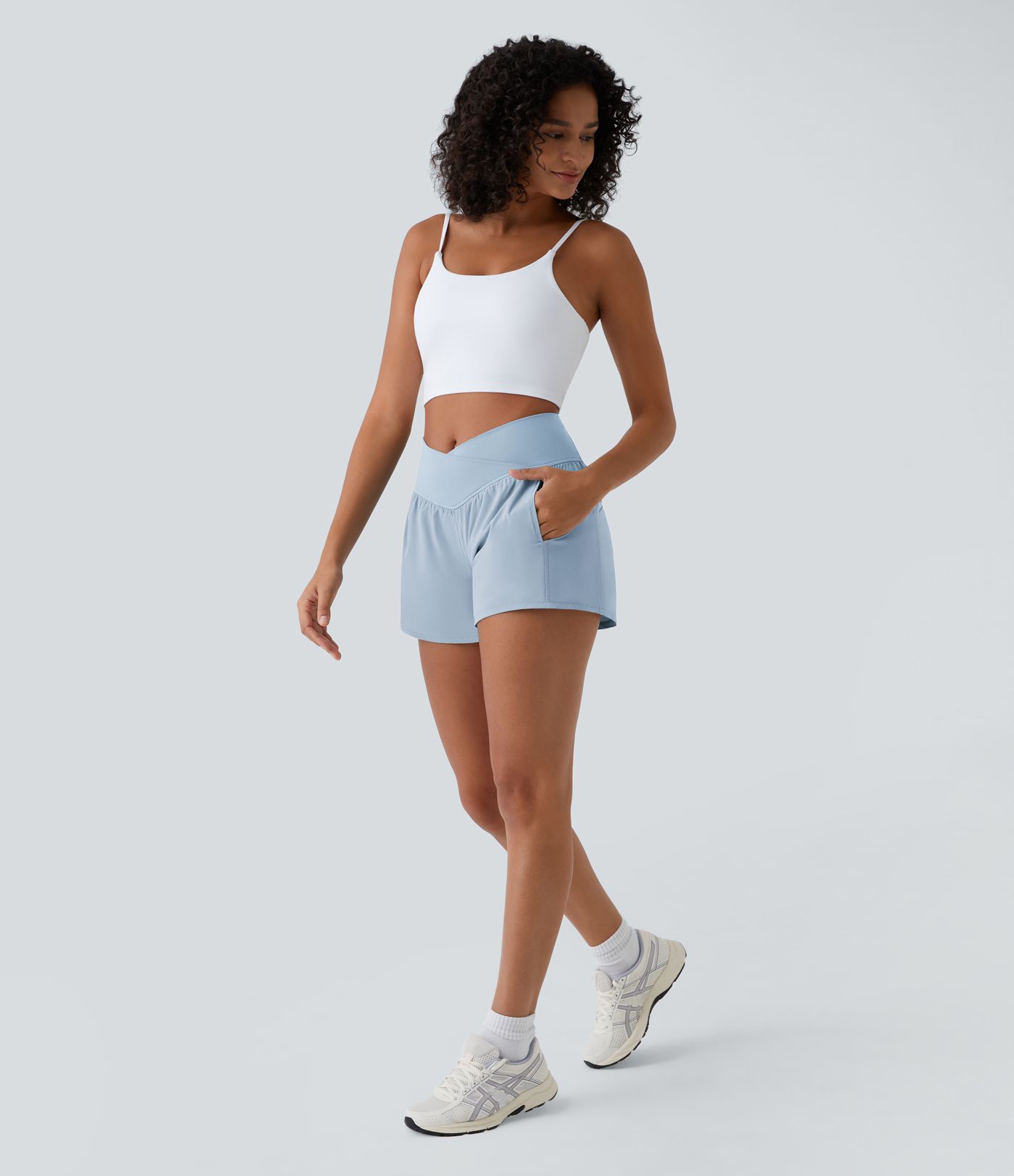 Breezeful™ 2-in-1 Crossover-Yoga-Shorts mit hohem Bund und Seitentaschen - schnelltrocknend, 10,2 cm