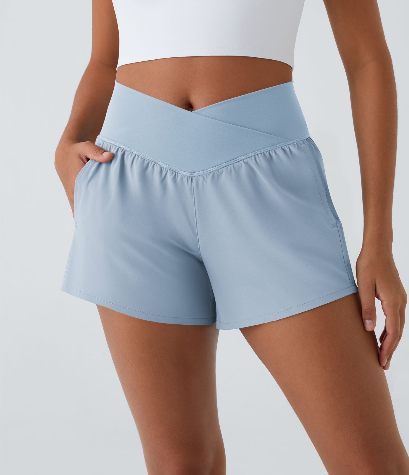 Breezeful™ 2-in-1 Crossover-Yoga-Shorts mit hohem Bund und Seitentaschen - schnelltrocknend, 10,2 cm