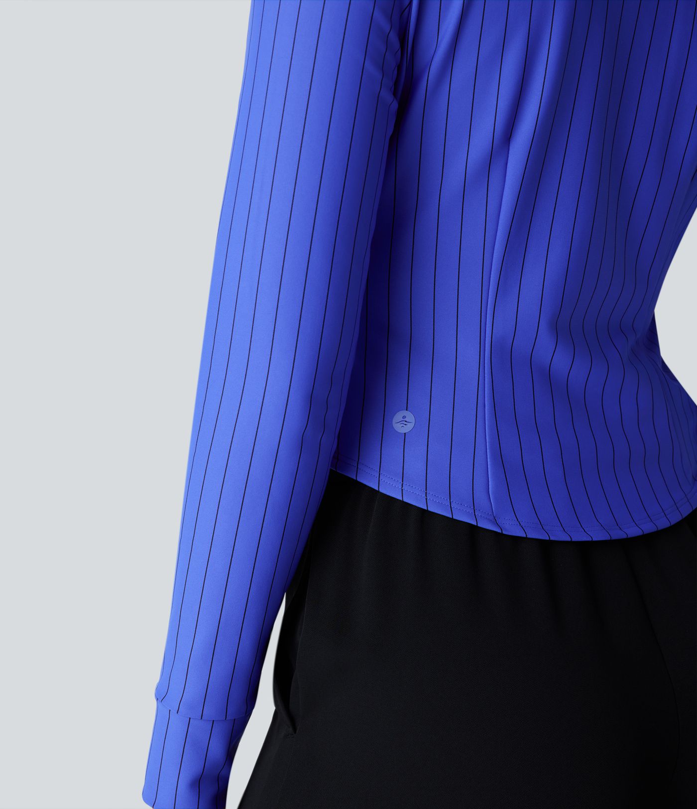 Blusa de manga larga fruncida con dobladillo curvado y rayas, fresca y cómoda para el trabajo.