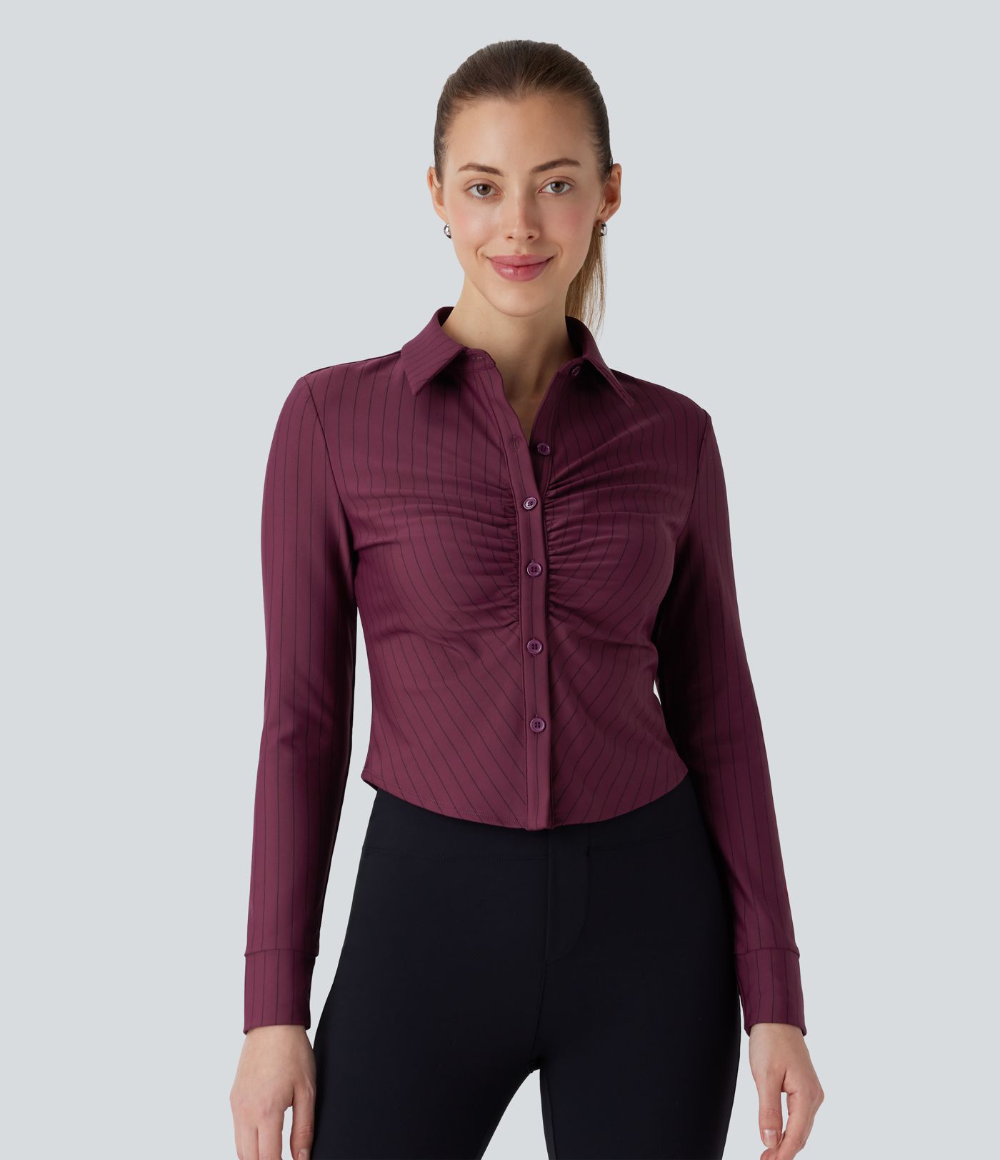 Chemise à manches longues froncée avec ourlet arrondi et rayures, fraîche et confortable pour le travail.