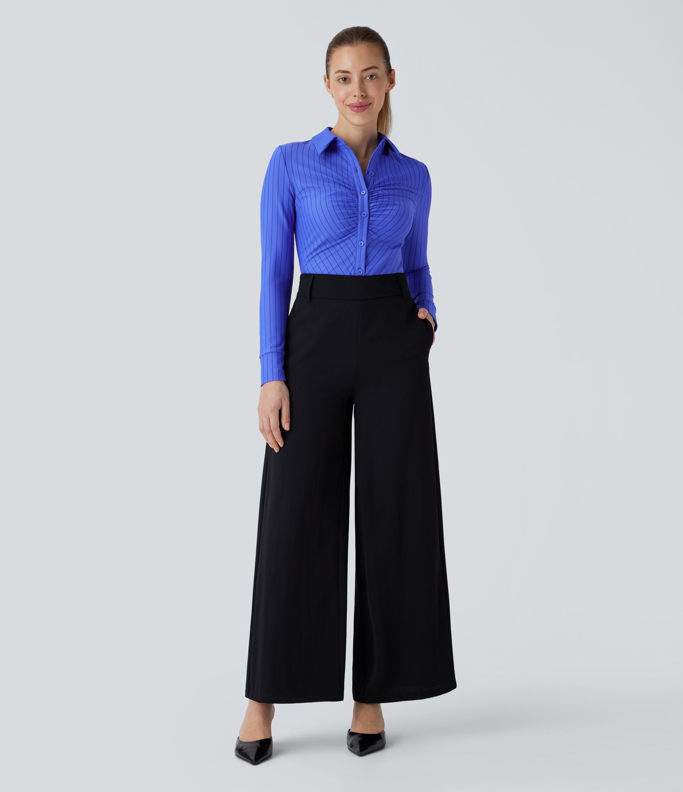Blusa de manga larga fruncida con dobladillo curvado y rayas, fresca y cómoda para el trabajo.