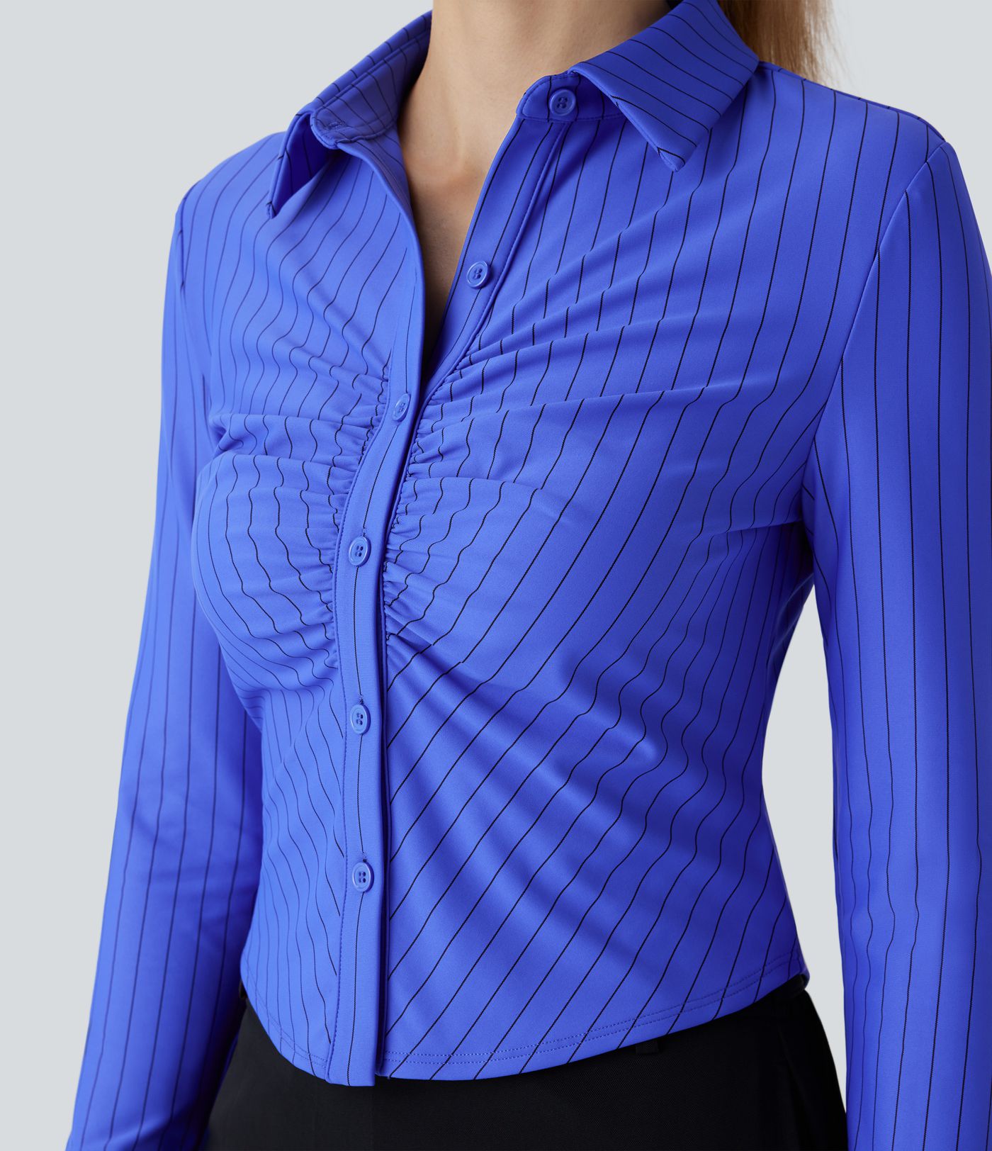 Blusa de manga larga fruncida con dobladillo curvado y rayas, fresca y cómoda para el trabajo.