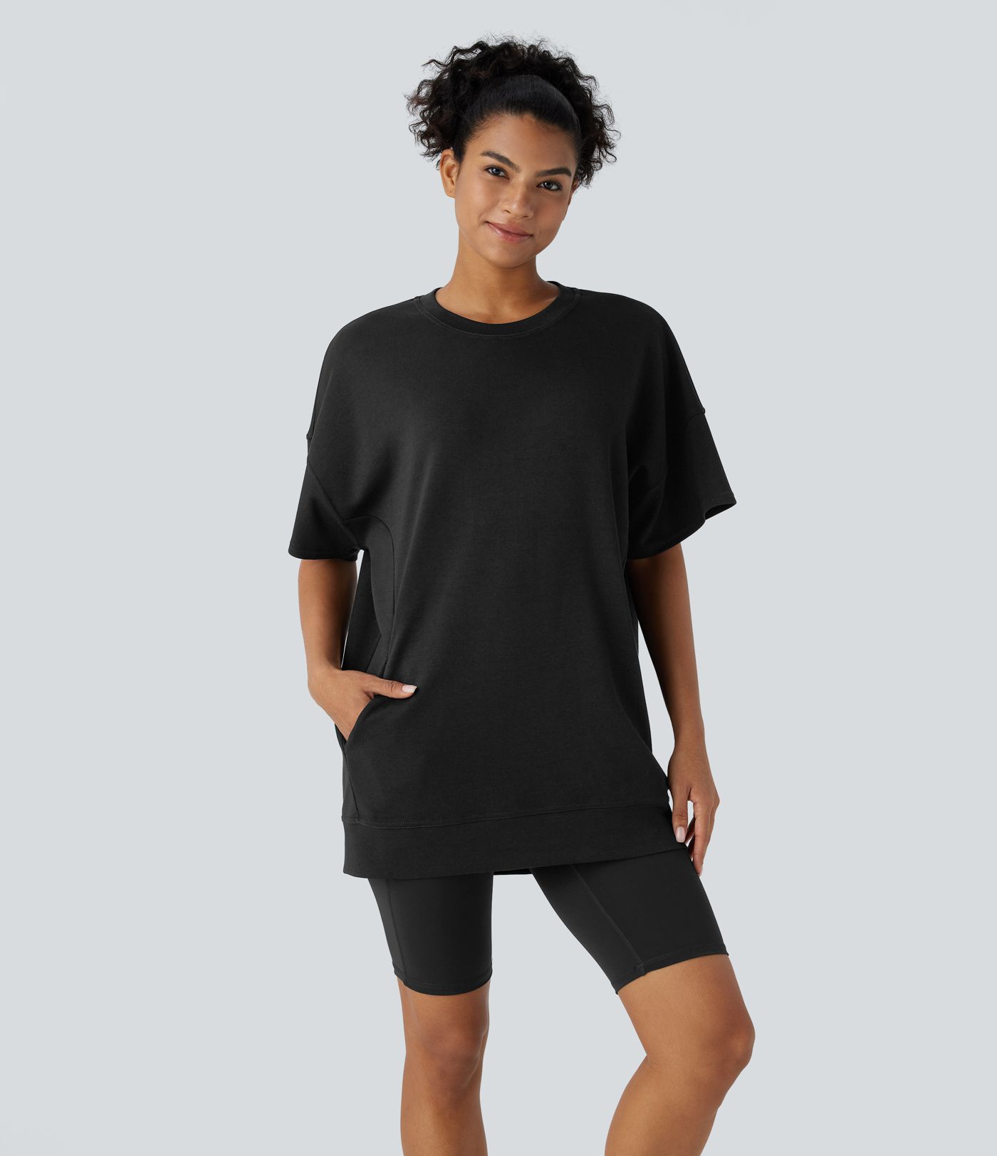 Haut de sport oversize avec poches latérales, manches courtes et col rond