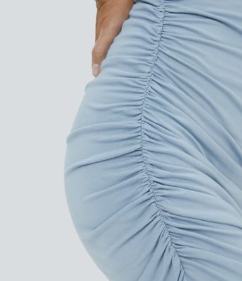 Figurbetontes Mini-Freizeitkleid mit Rundhalsausschnitt und gerafftem asymmetrischem Saum Figurbetontes Mini-Freizeitkleid mit Rundhalsausschnitt und gerafftem asymmetrischem Saum