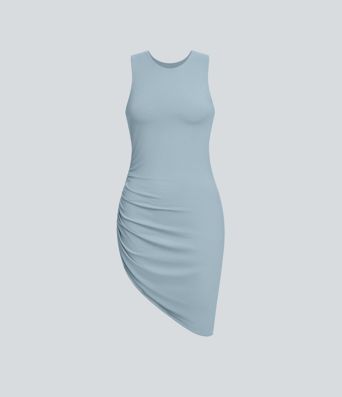 Figurbetontes Mini-Freizeitkleid mit Rundhalsausschnitt und gerafftem asymmetrischem Saum Figurbetontes Mini-Freizeitkleid mit Rundhalsausschnitt und gerafftem asymmetrischem Saum