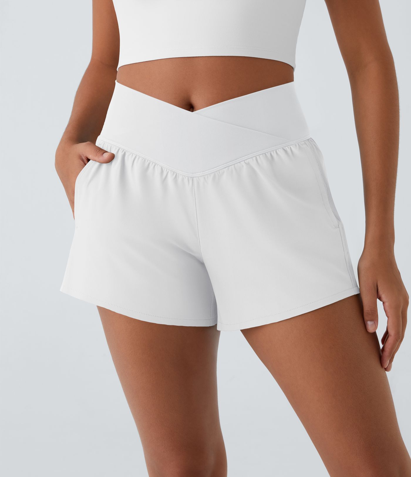 Breezeful™ 2-in-1 Crossover-Yoga-Shorts mit hohem Bund und Seitentaschen - schnelltrocknend, 10,2 cm