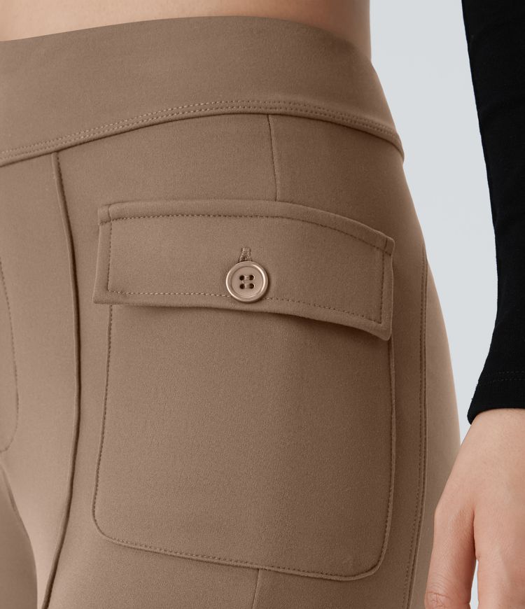 Pantalón cargo acampanado bolsillo solapa lateral botón tiro alto