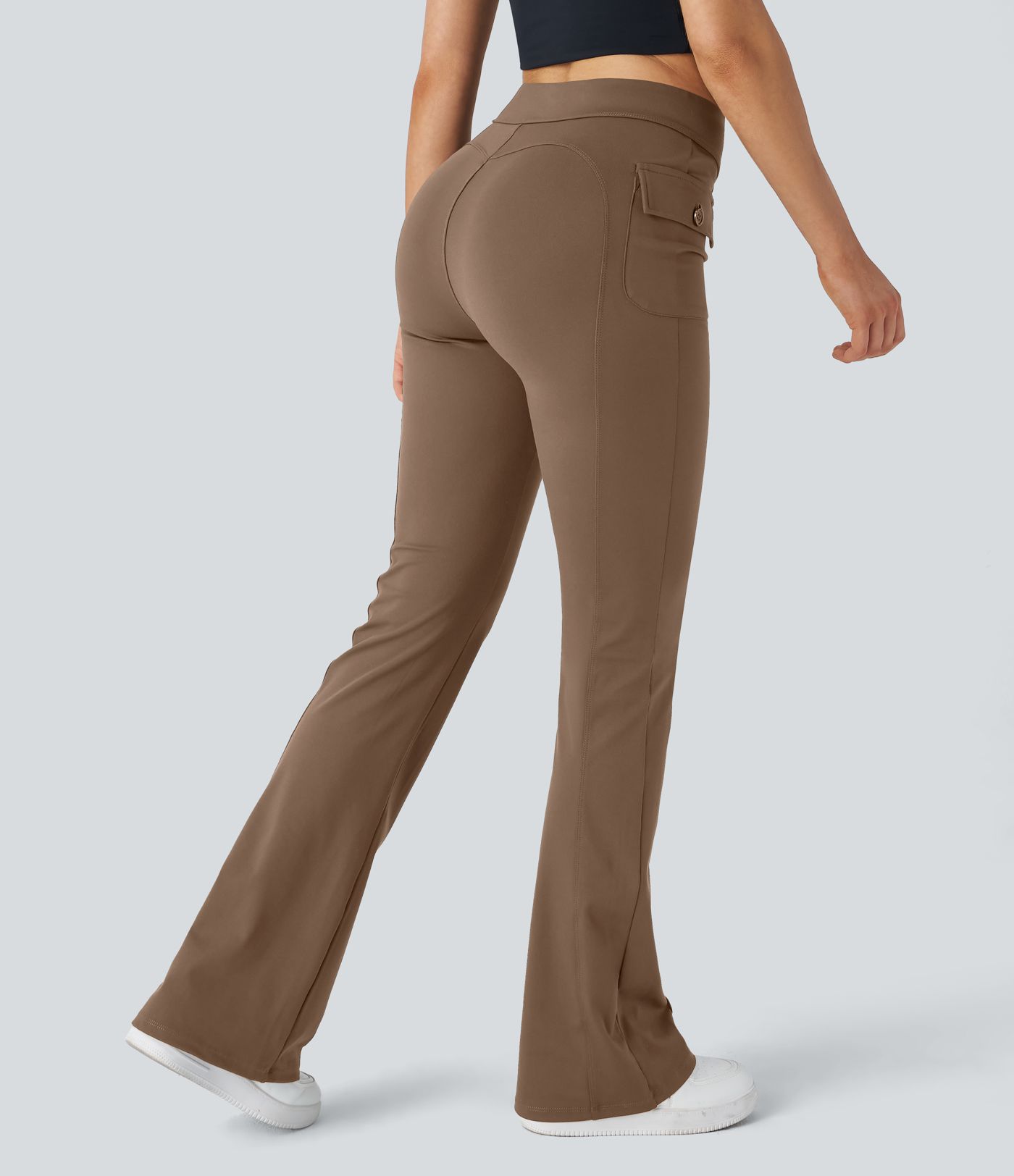 Pantalón cargo acampanado bolsillo solapa lateral botón tiro alto