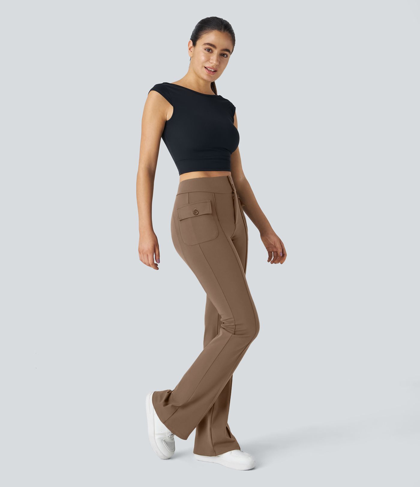 Pantalón cargo acampanado bolsillo solapa lateral botón tiro alto