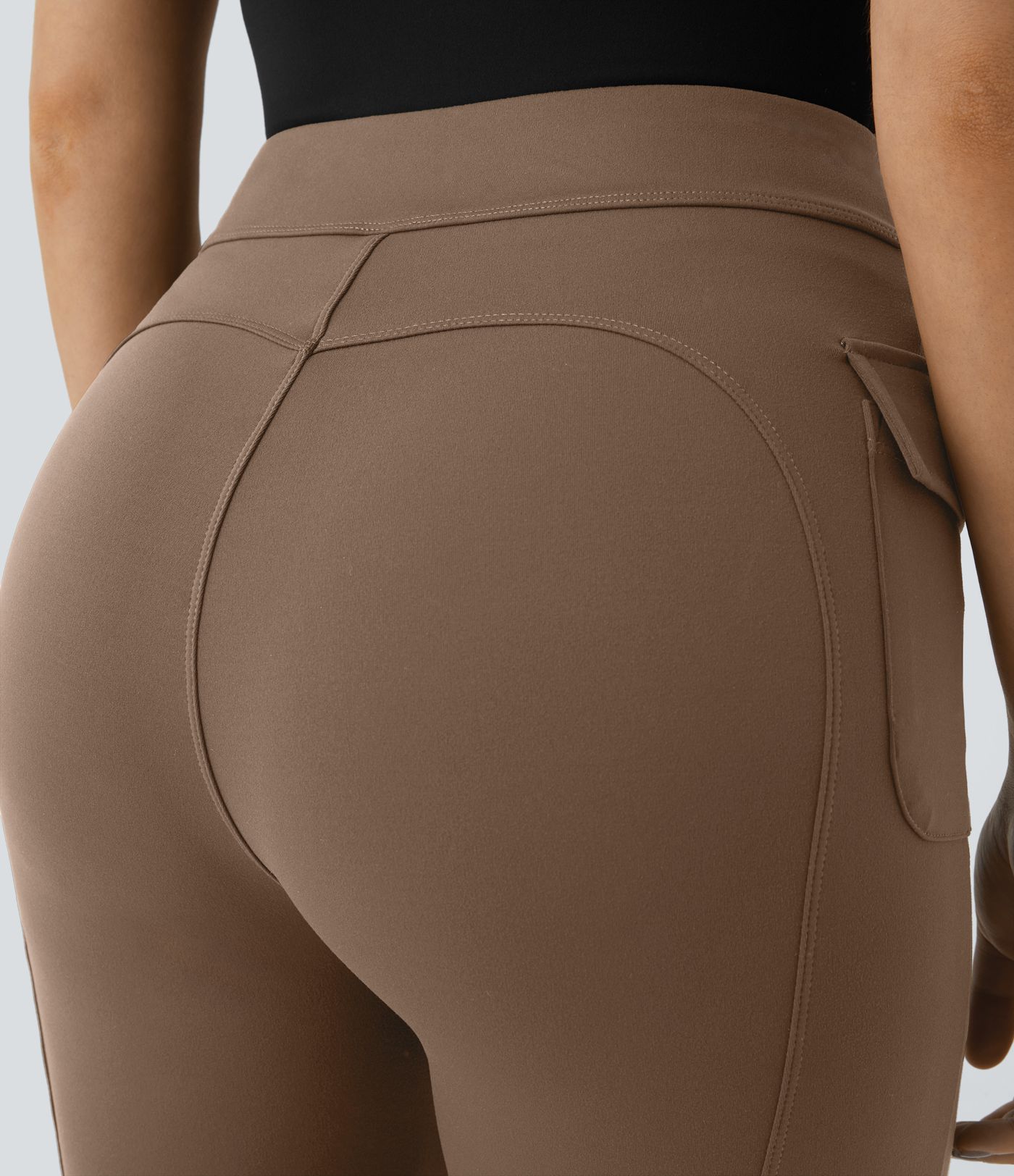 Pantalón cargo acampanado bolsillo solapa lateral botón tiro alto