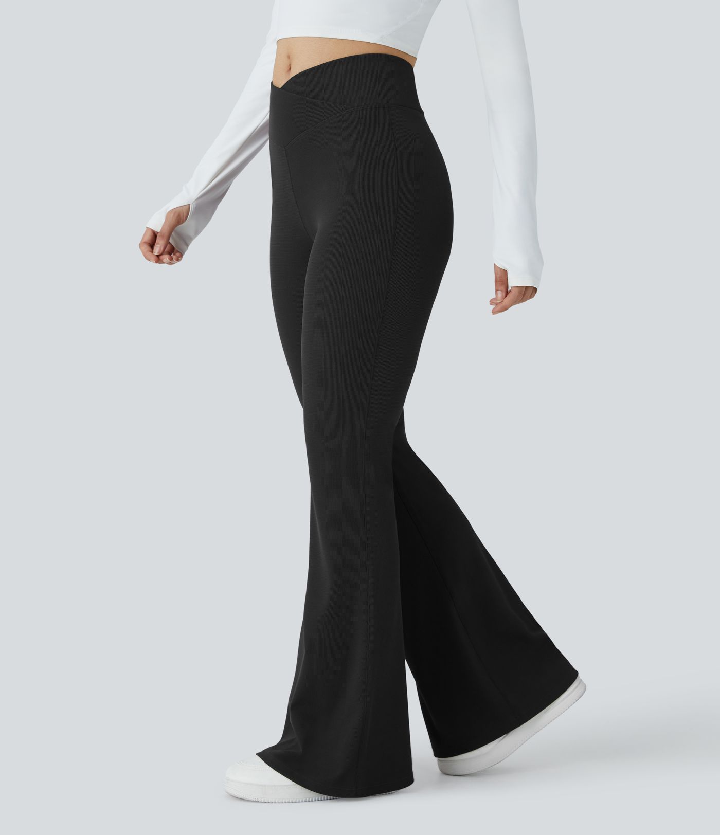 Pantalón acampanado tiro alto bolsillo trasero cruzado