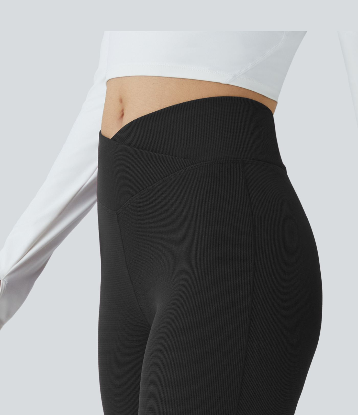 Pantalón acampanado tiro alto bolsillo trasero cruzado