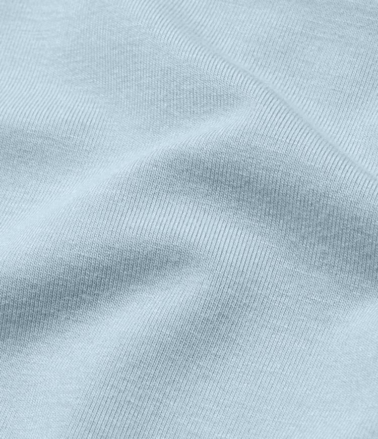 Figurbetontes Mini-Freizeitkleid mit Rundhalsausschnitt und gerafftem asymmetrischem Saum Figurbetontes Mini-Freizeitkleid mit Rundhalsausschnitt und gerafftem asymmetrischem Saum