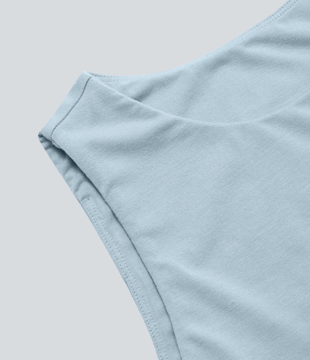 Figurbetontes Mini-Freizeitkleid mit Rundhalsausschnitt und gerafftem asymmetrischem Saum Figurbetontes Mini-Freizeitkleid mit Rundhalsausschnitt und gerafftem asymmetrischem Saum