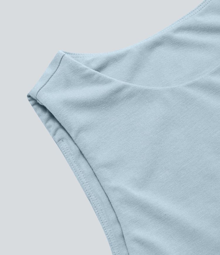 Figurbetontes Mini-Freizeitkleid mit Rundhalsausschnitt und gerafftem asymmetrischem Saum Figurbetontes Mini-Freizeitkleid mit Rundhalsausschnitt und gerafftem asymmetrischem Saum