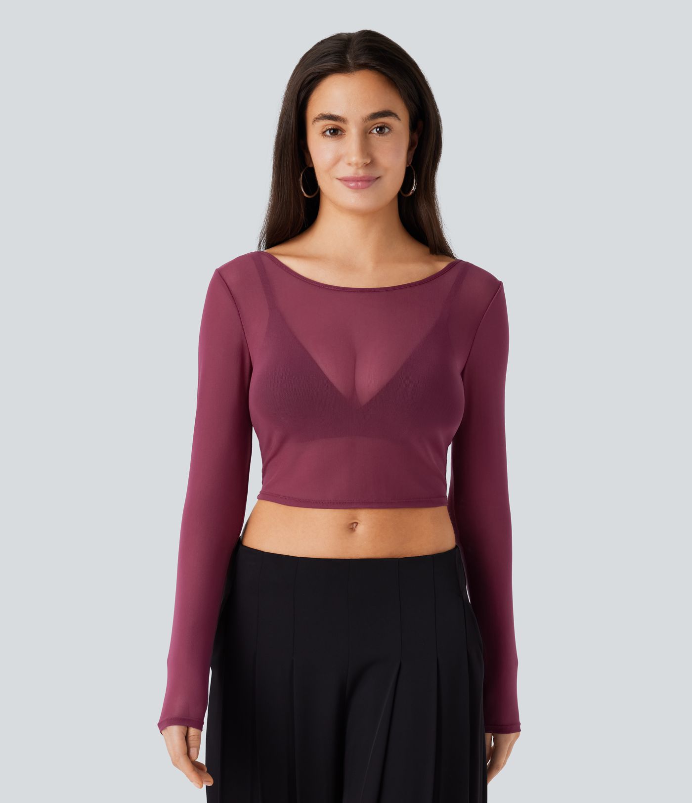 Kurzes Party-Top aus transparentem Netzstoff mit U-Boot-Ausschnitt und langen Ärmeln