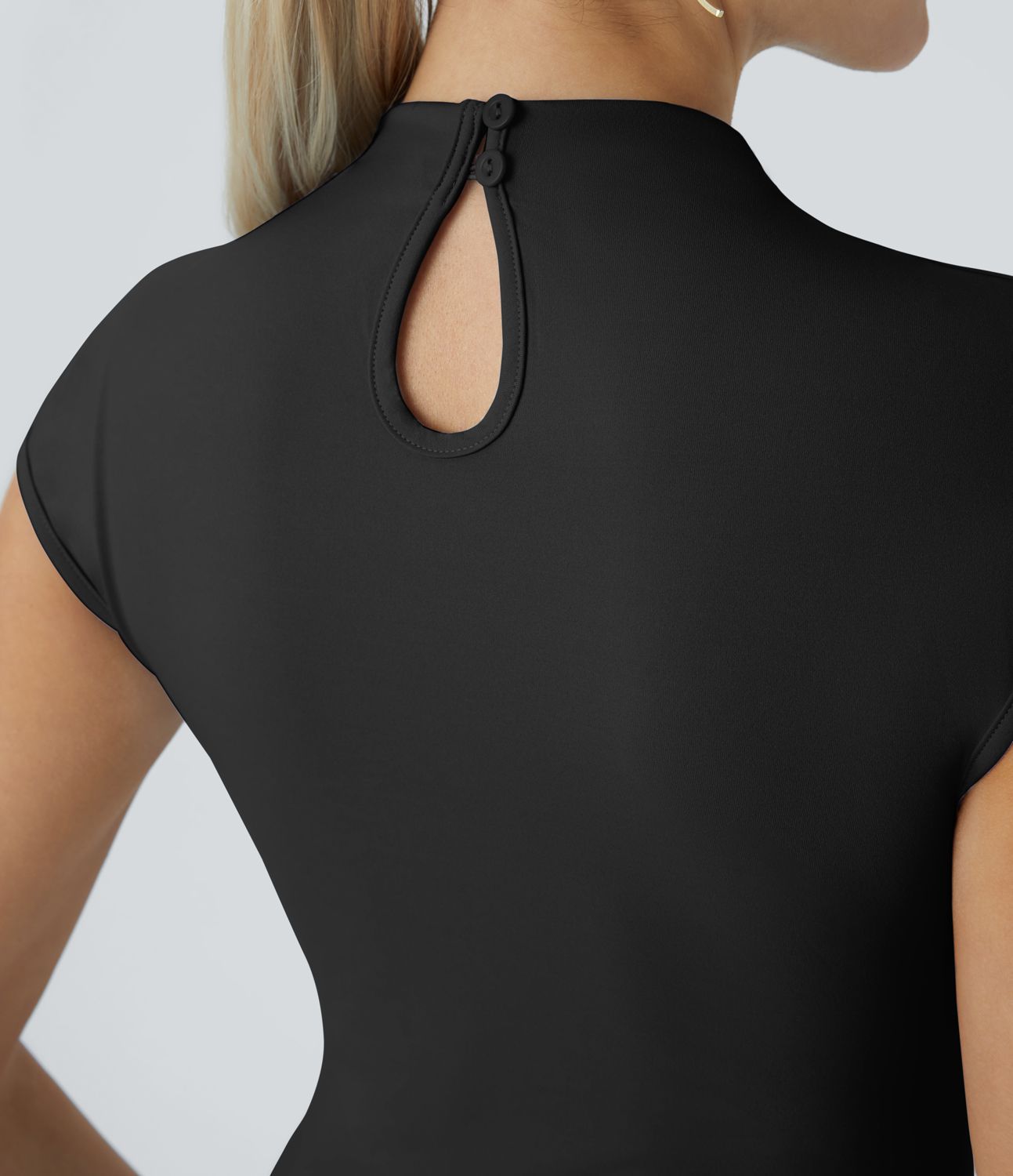 Robe de soirée longue moulante à col montant, boutons dos, manches courtes, fronces et fente