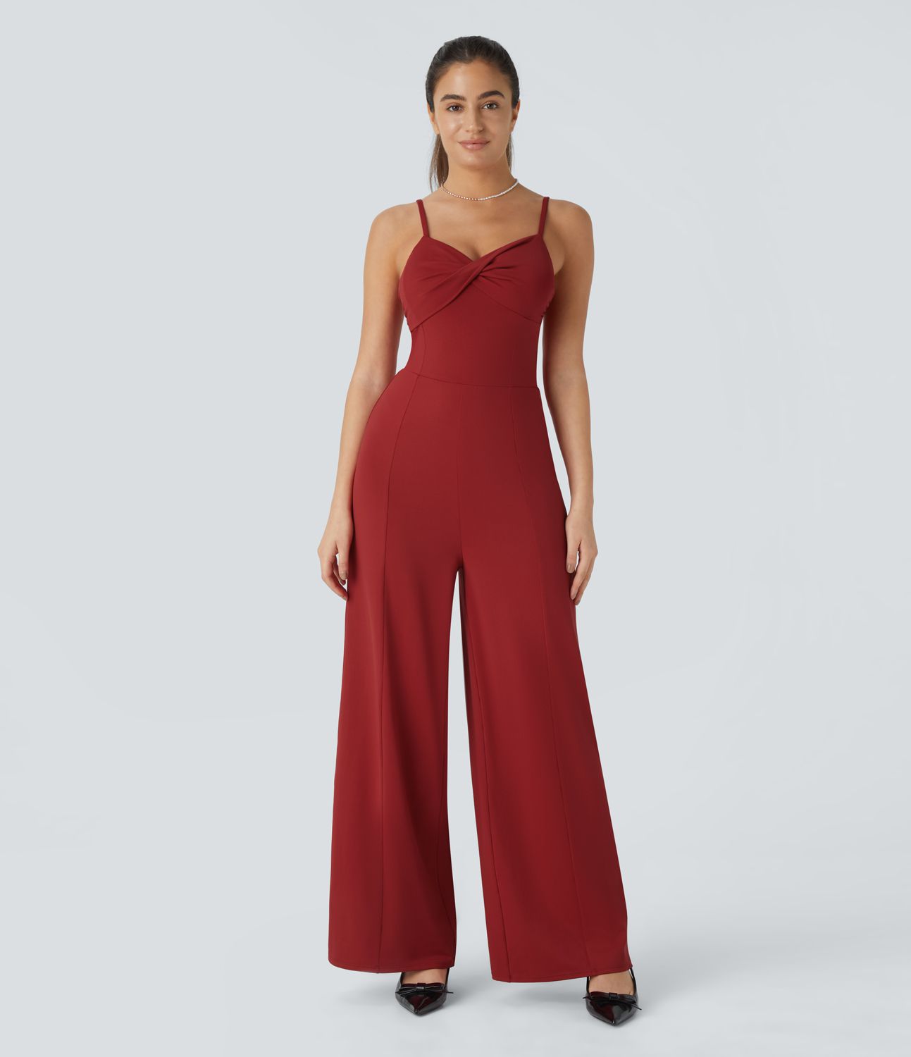 Rückenfreier Jumpsuit mit verstellbaren Trägern und gedrehtem Schnitt für Brautjungfern und Hochzeitsgäste