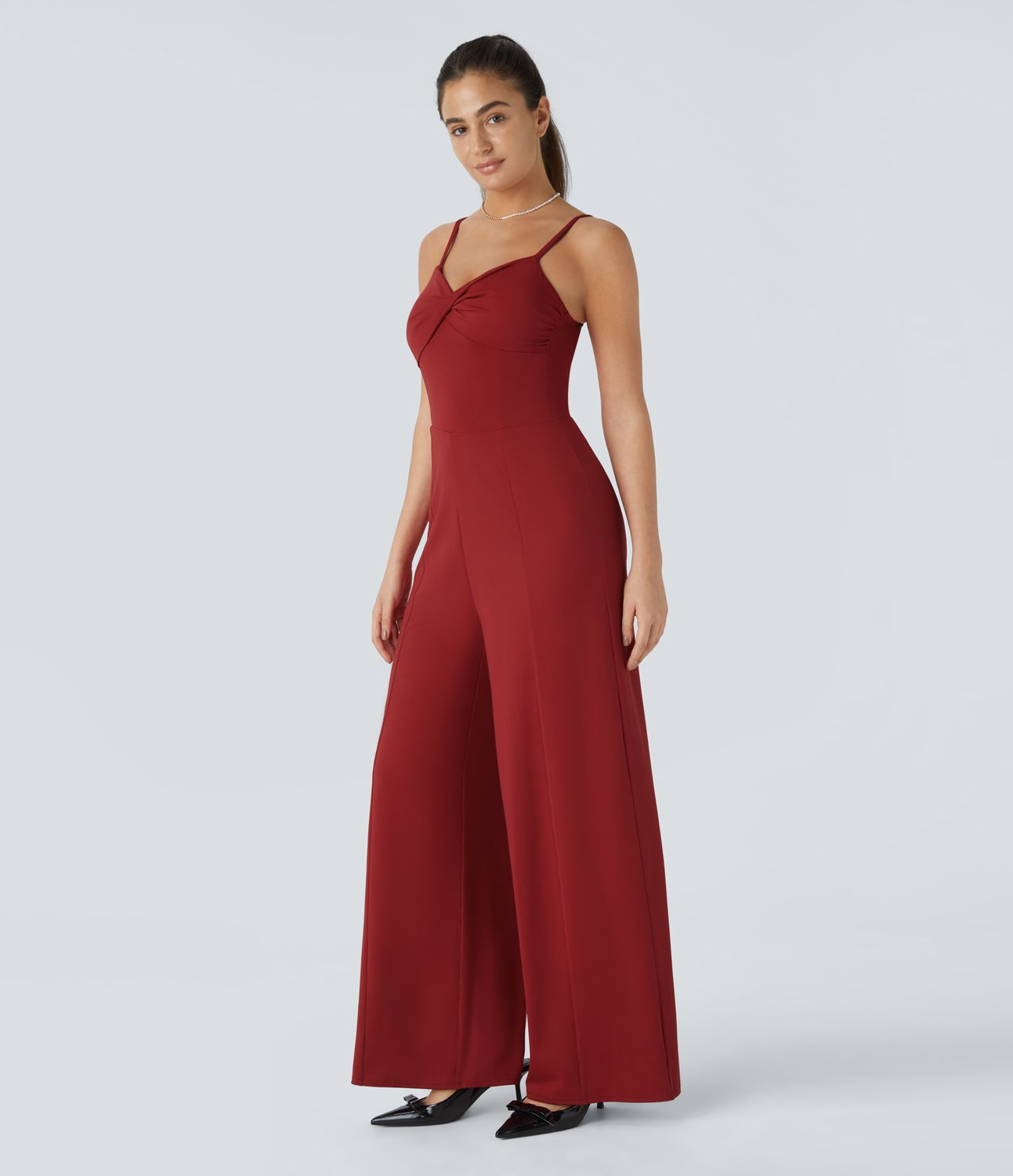 Rückenfreier Jumpsuit mit verstellbaren Trägern und gedrehtem Schnitt für Brautjungfern und Hochzeitsgäste