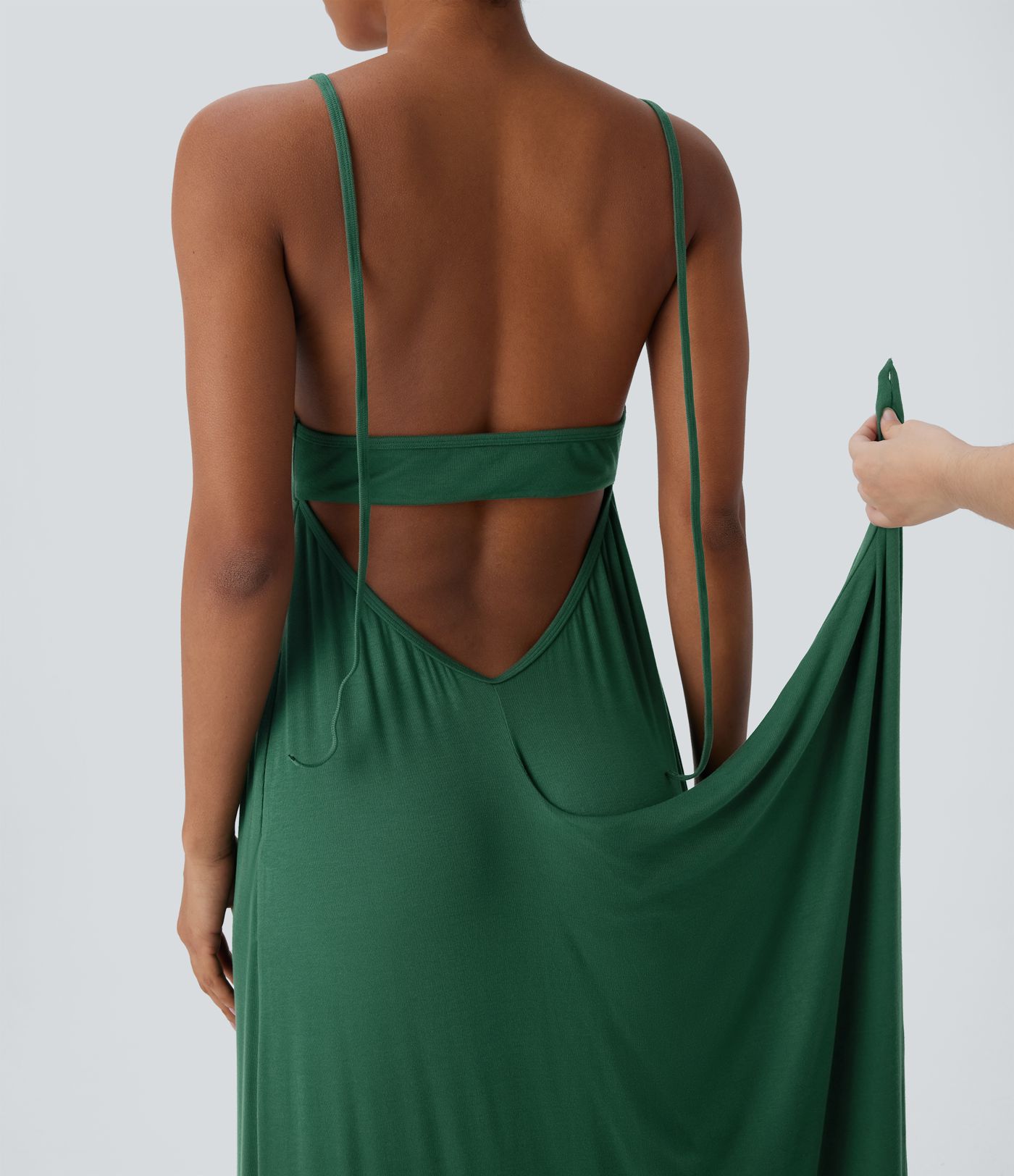 Vestido largo tipo lencero con espalda descubierta, fruncido, abertura y bolsillos