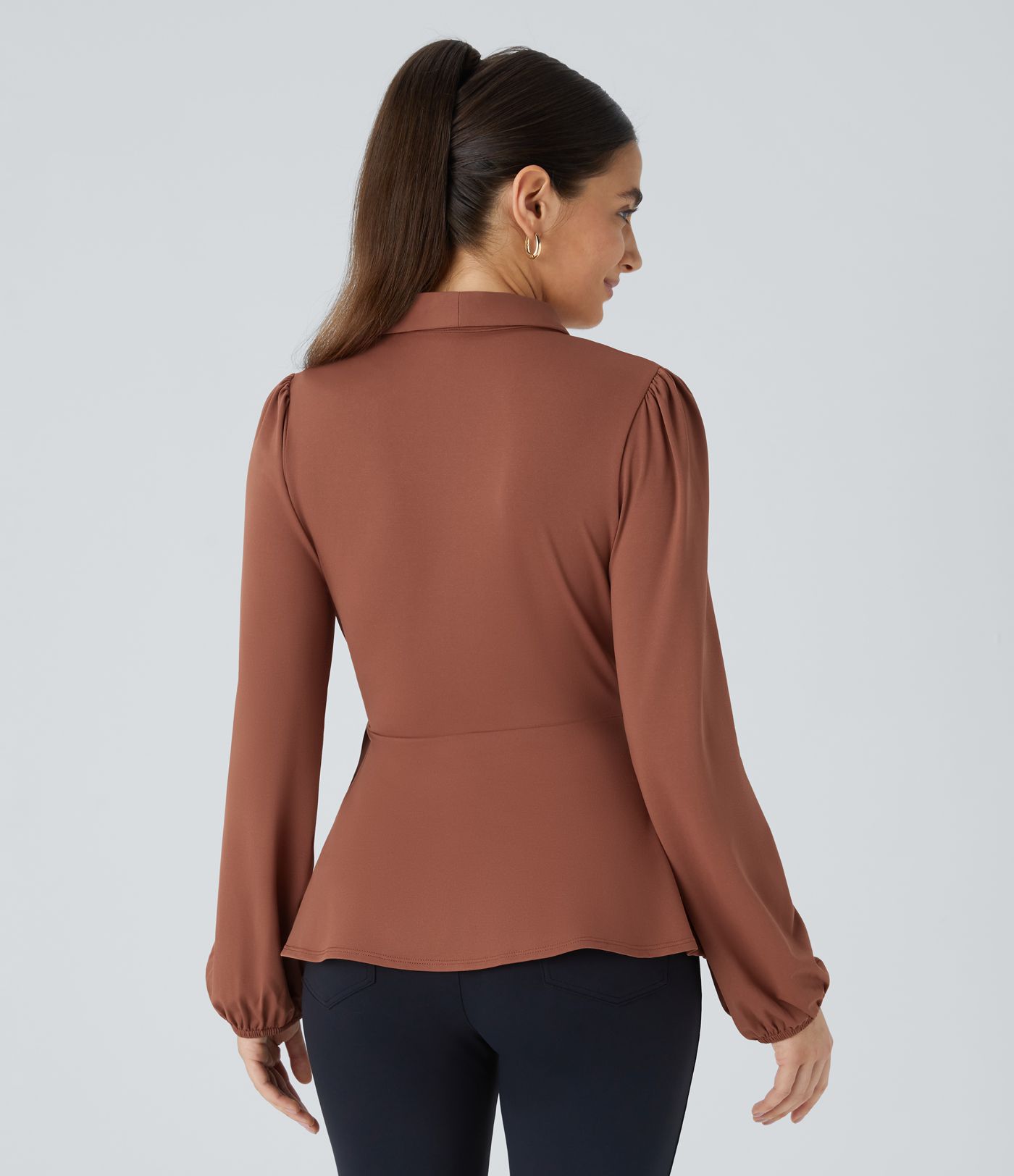 Arbeitsbluse mit Schalkragen, seitlicher Masche und Rüschensaum Arbeitsbluse mit Schalkragen, seitlicher Masche und Rüschensaum