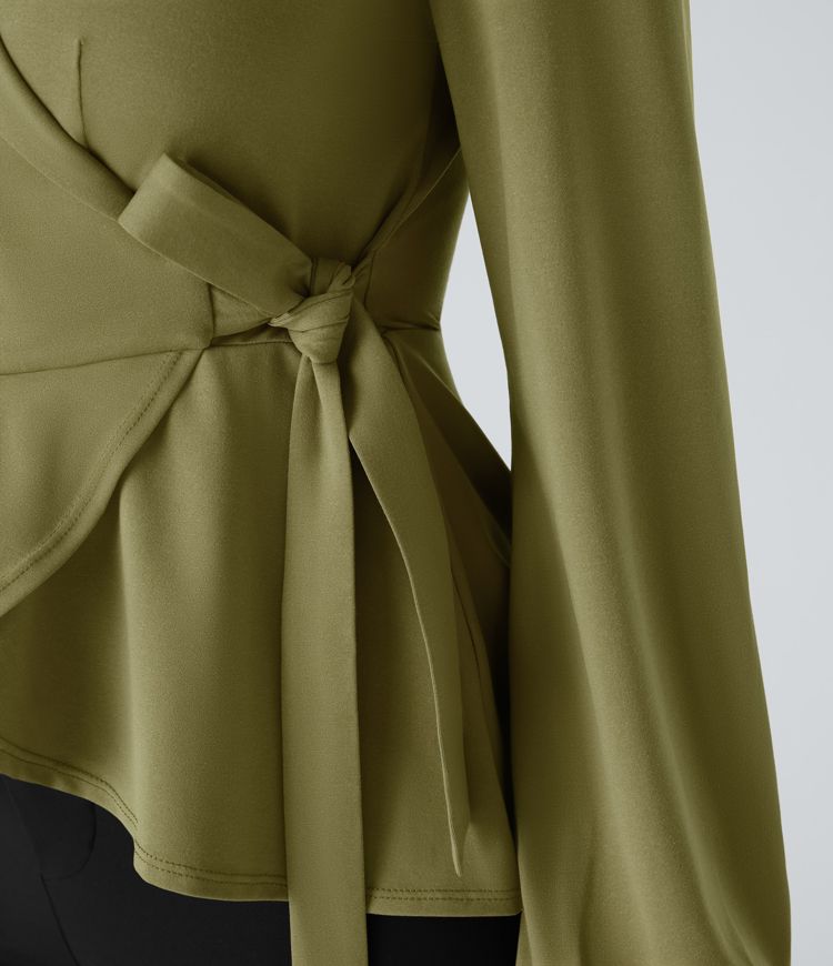 Blouse de travail à col châle, effet cache-cœur, lien sur le côté et ourlet à volants