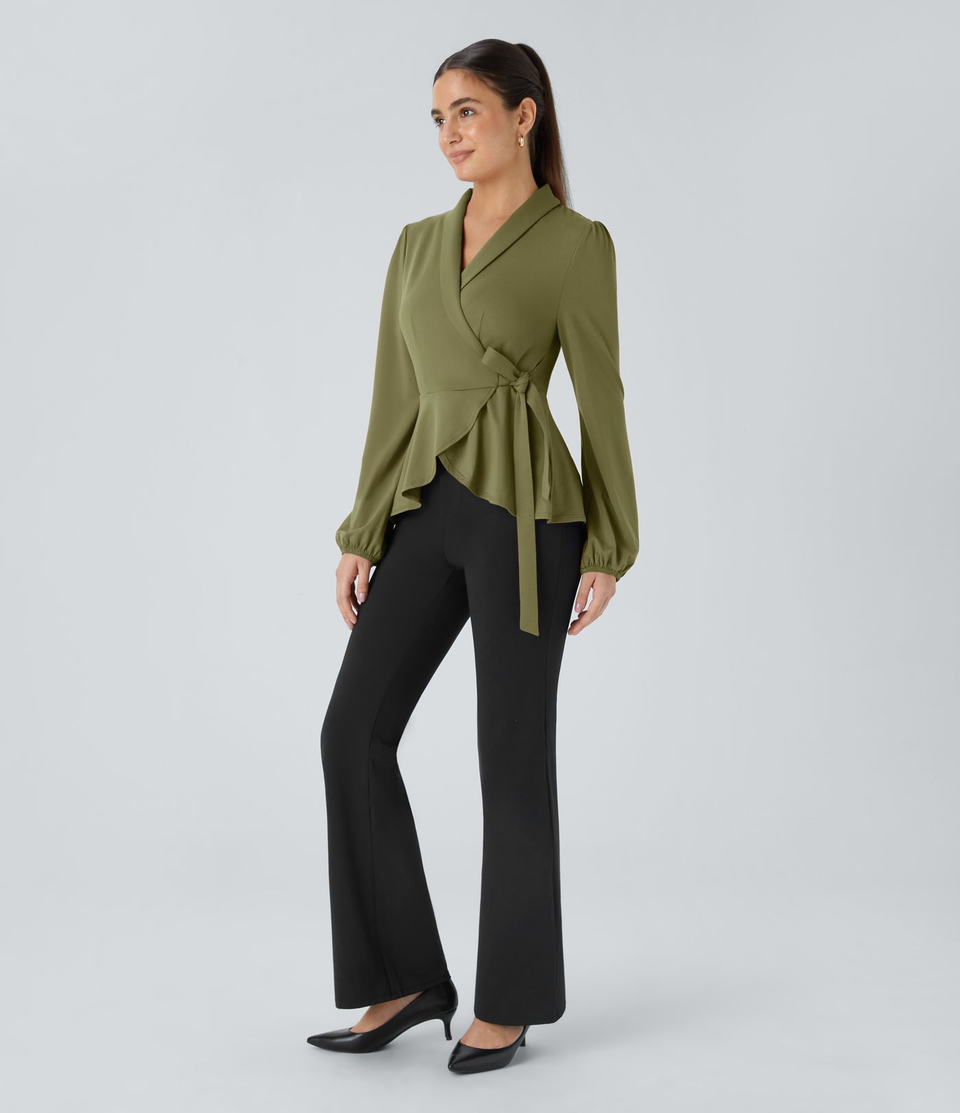 Blouse de travail à col châle, effet cache-cœur, lien sur le côté et ourlet à volants