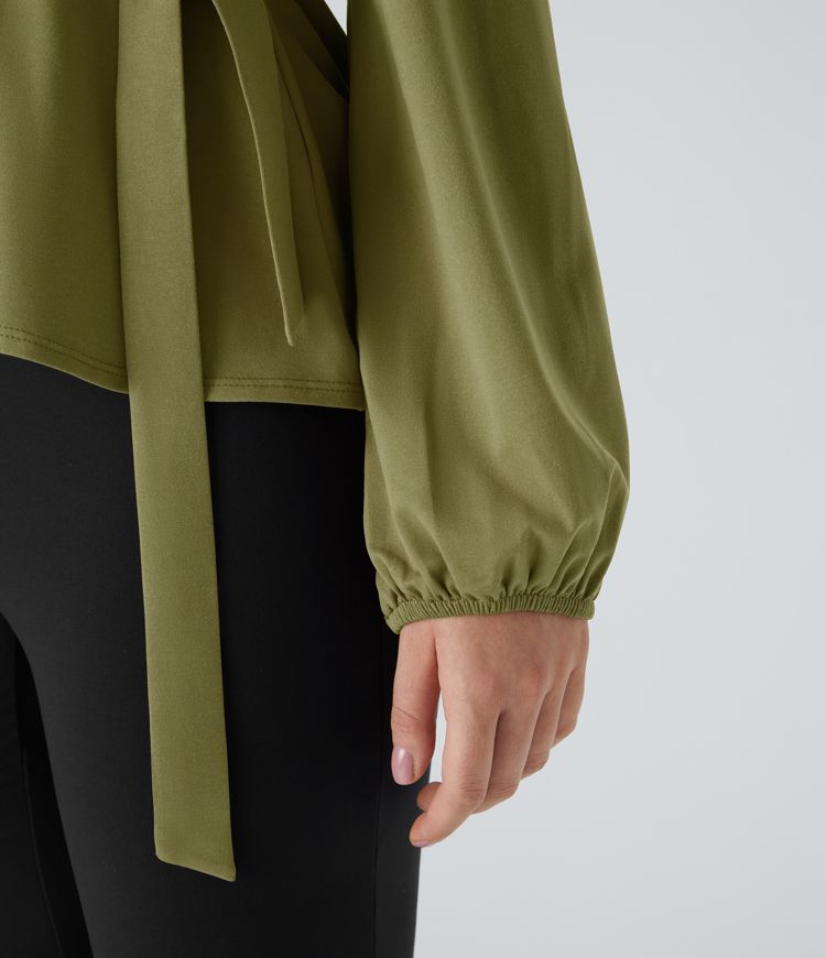 Blouse de travail à col châle, effet cache-cœur, lien sur le côté et ourlet à volants