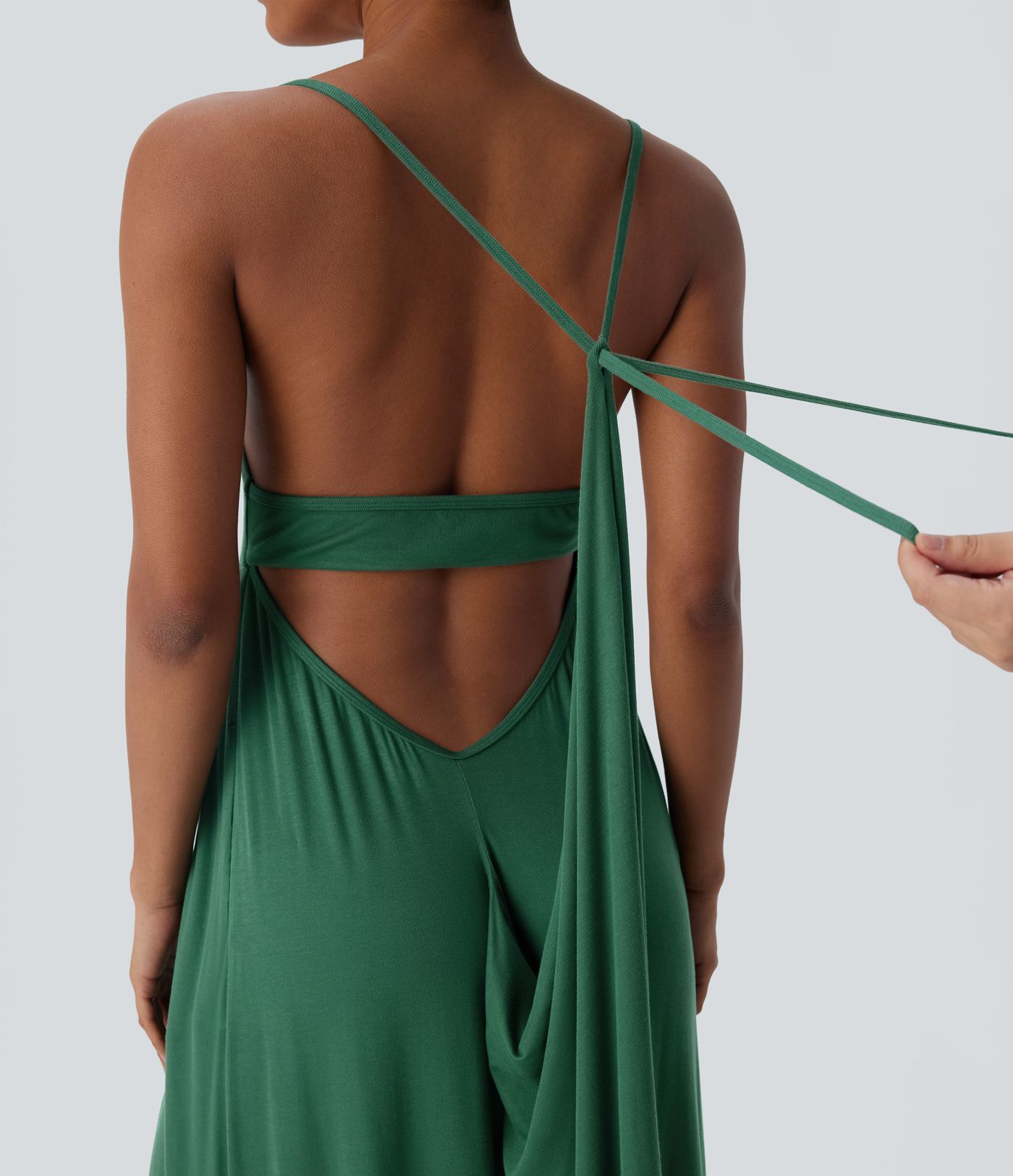 Vestido largo tipo lencero con espalda descubierta, fruncido, abertura y bolsillos