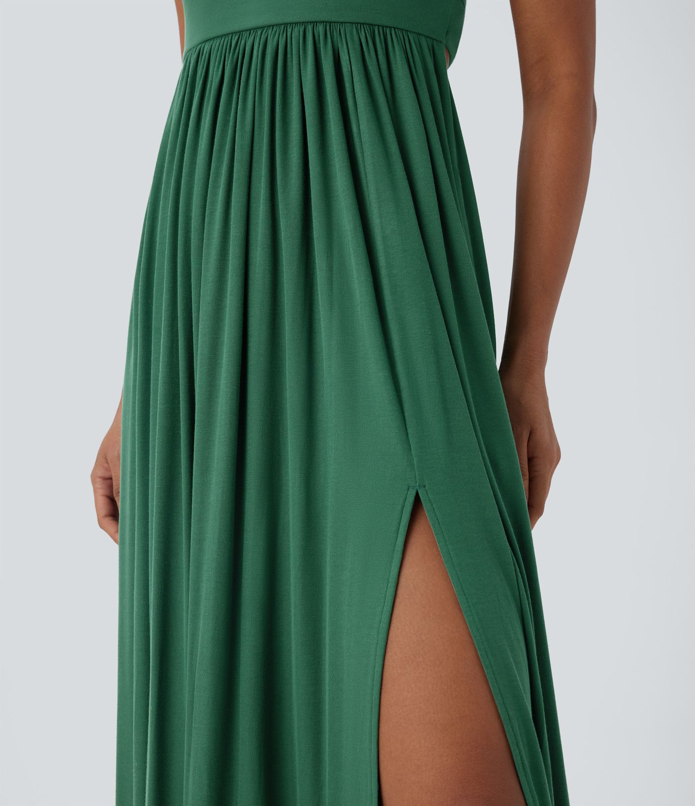 Vestido largo tipo lencero con espalda descubierta, fruncido, abertura y bolsillos