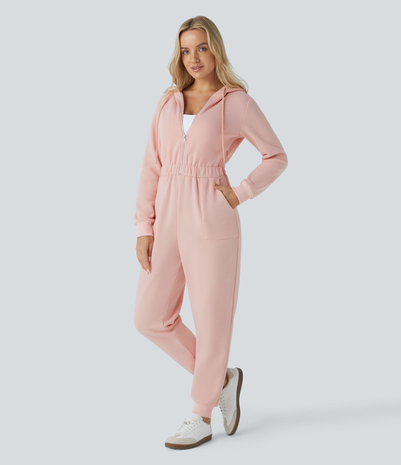 Lässiger Jogger-Jumpsuit aus Fleece mit Kapuze, halbem Reißverschluss, langen Ärmeln und Seitentaschen