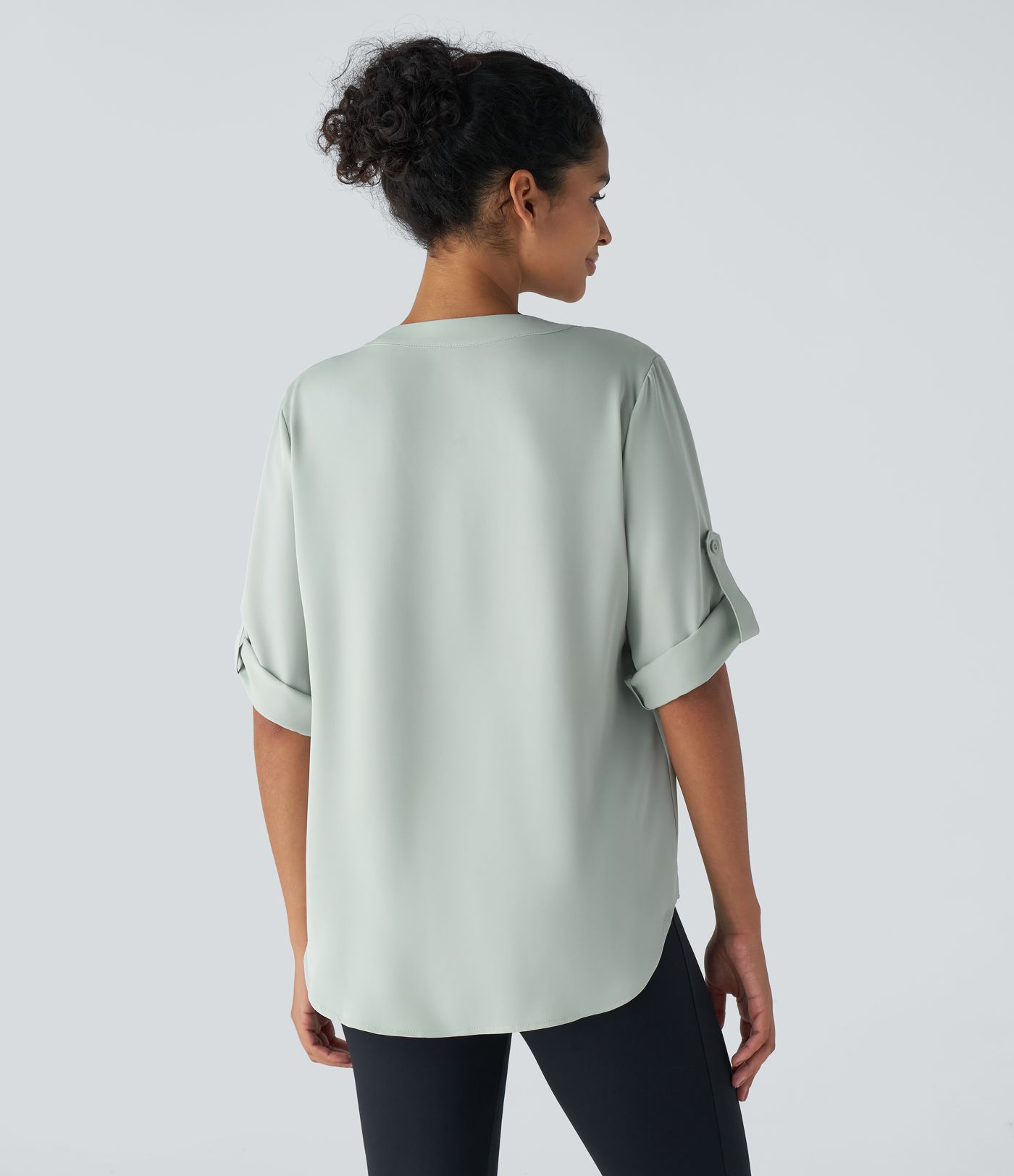 V넥 단추 3부 소매 커브 밑단 오피스용 셔츠