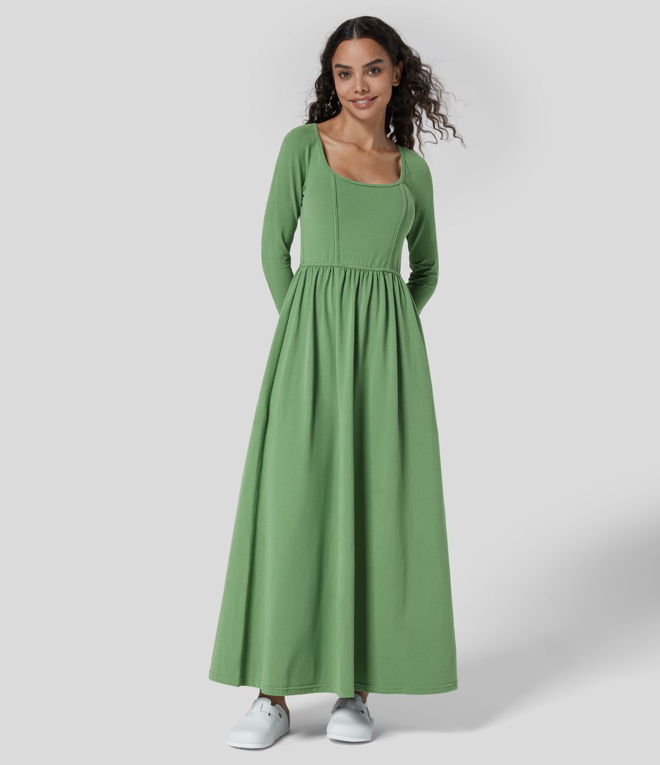 Langärmliges, rückenfreies, plissiertes, lässiges Maxikleid aus Baumwolle mit U-Ausschnitt und zurückbindendem Design