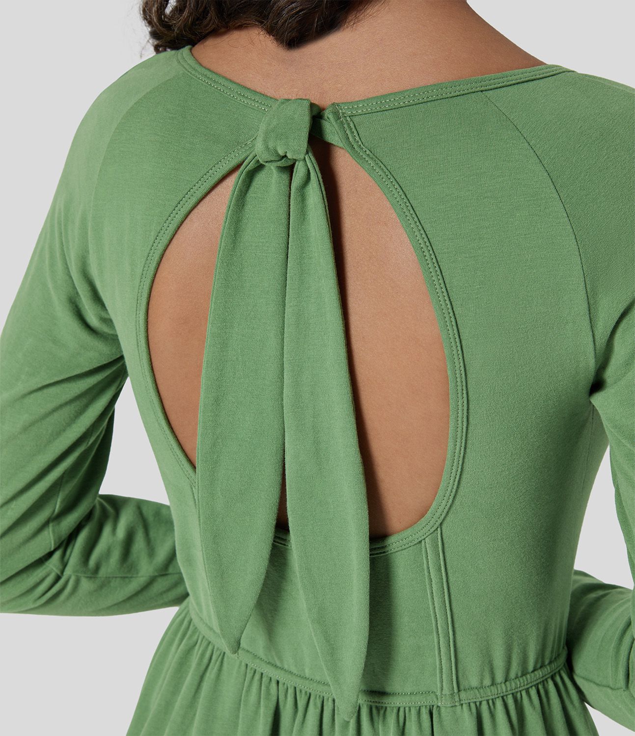 Langärmliges, rückenfreies, plissiertes, lässiges Maxikleid aus Baumwolle mit U-Ausschnitt und zurückbindendem Design