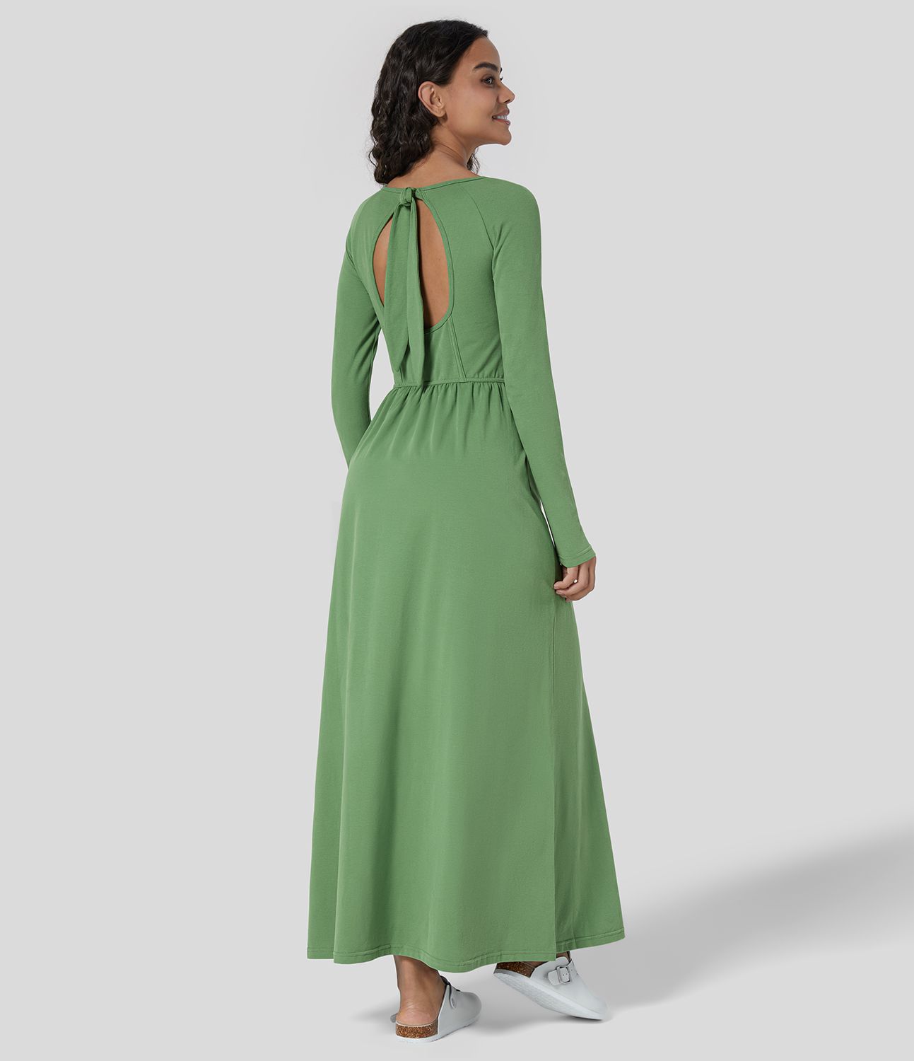 Langärmliges, rückenfreies, plissiertes, lässiges Maxikleid aus Baumwolle mit U-Ausschnitt und zurückbindendem Design