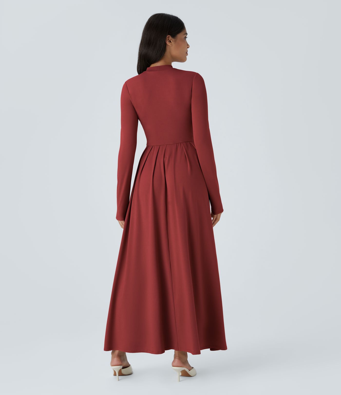 Plissiertes, ausgestelltes Maxi-Freizeitkleid mit Stehkragen, Seitentaschen und langen Ärmeln