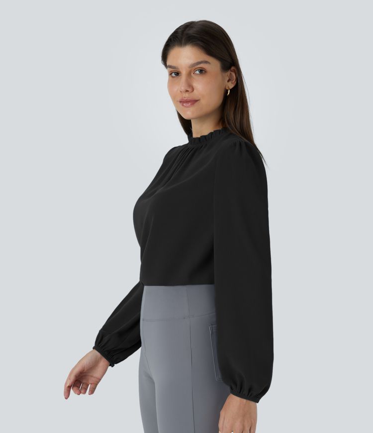 Blusa de trabalho com decote redondo, detalhes em miçangas, fenda lateral e mangas curtas.