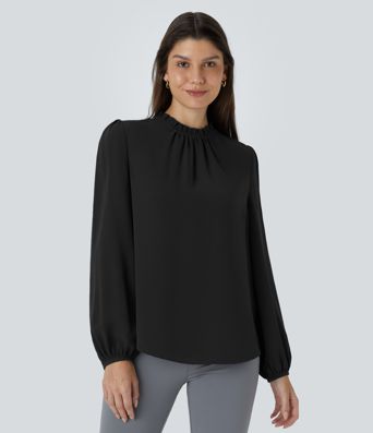 Blusa de trabalho com decote redondo, detalhes em miçangas, fenda lateral e mangas curtas.