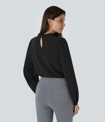 Blusa de trabalho com decote redondo, detalhes em miçangas, fenda lateral e mangas curtas.