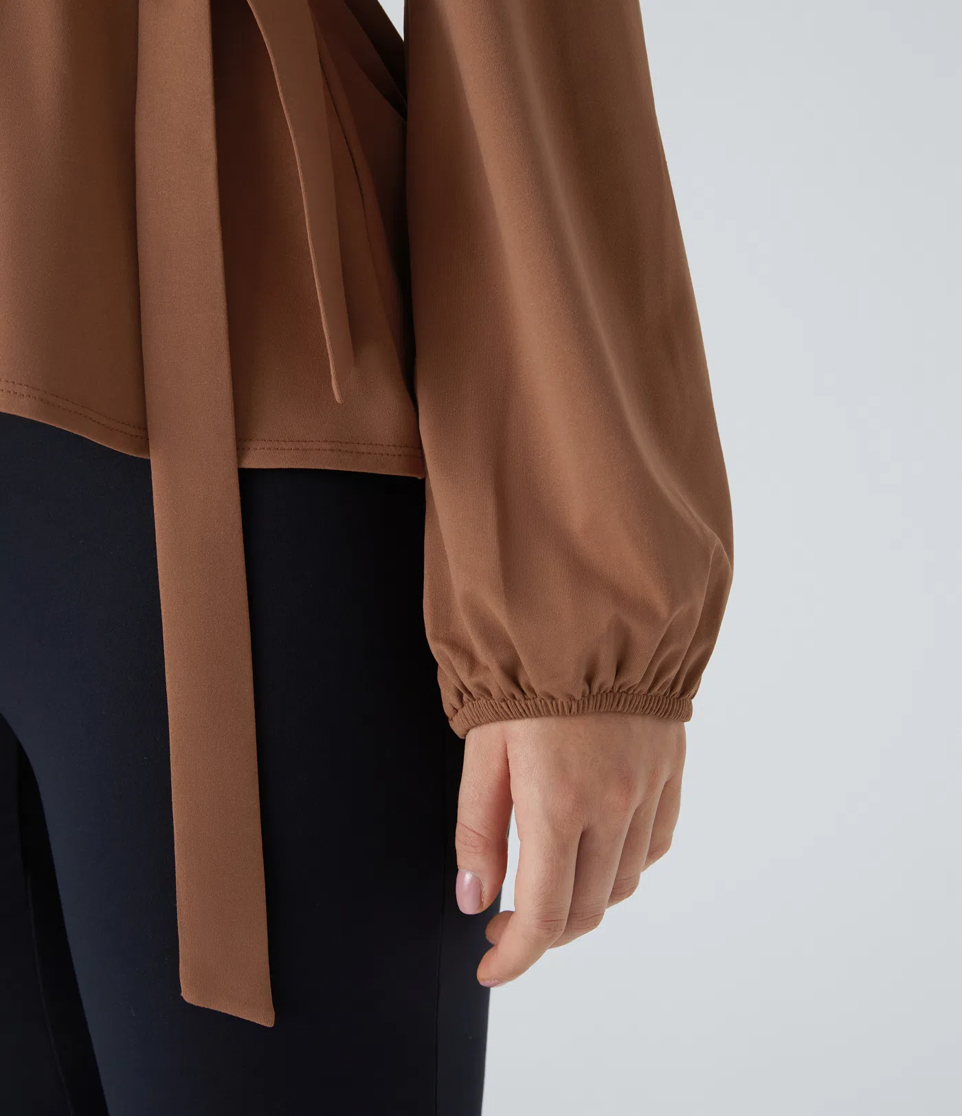 Arbeitsbluse mit Schalkragen, seitlicher Masche und Rüschensaum