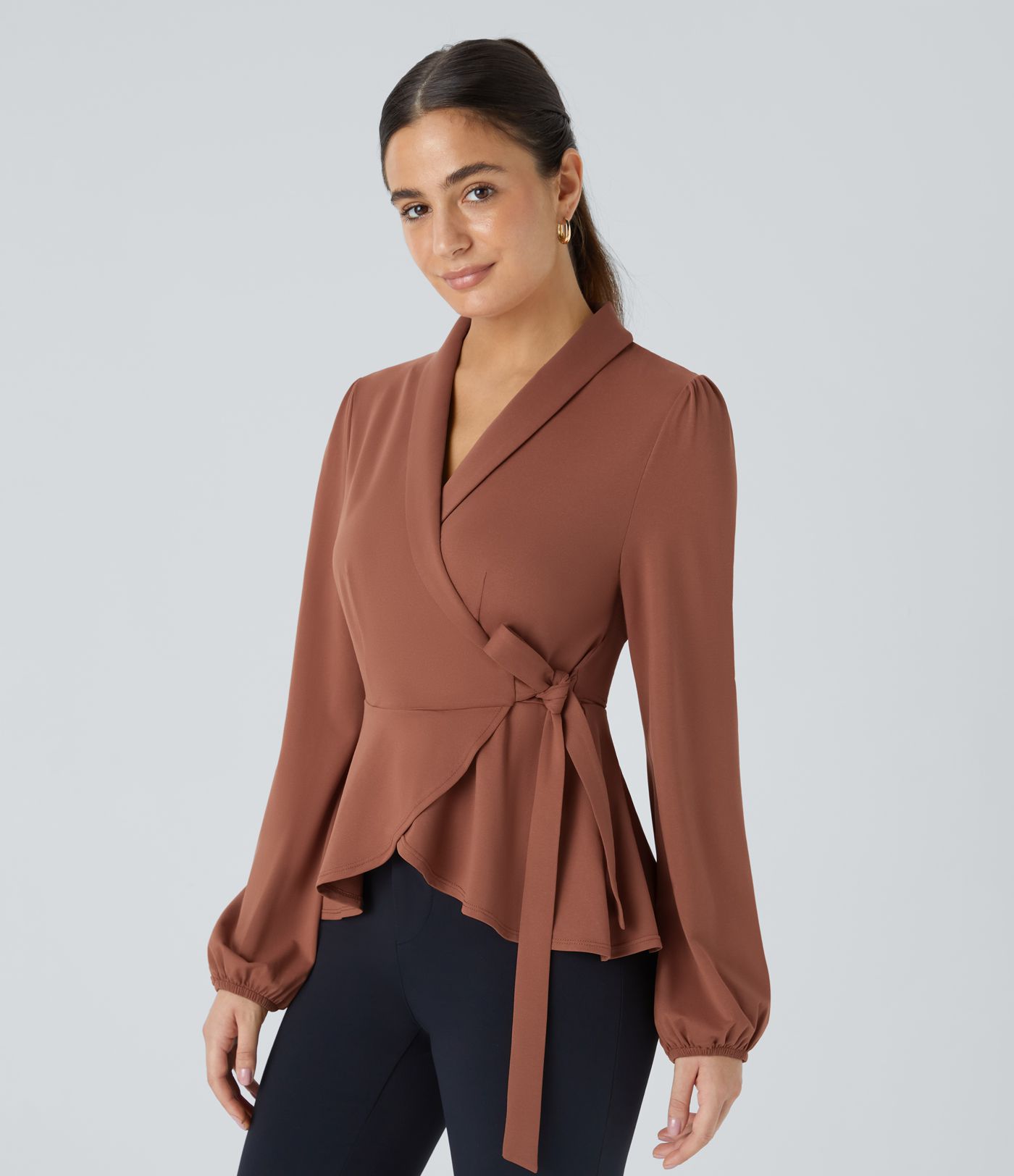 Arbeitsbluse mit Schalkragen, seitlicher Masche und Rüschensaum Arbeitsbluse mit Schalkragen, seitlicher Masche und Rüschensaum