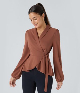 Arbeitsbluse mit Schalkragen, seitlicher Masche und Rüschensaum Arbeitsbluse mit Schalkragen, seitlicher Masche und Rüschensaum
