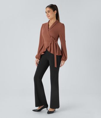 Arbeitsbluse mit Schalkragen, seitlicher Masche und Rüschensaum Arbeitsbluse mit Schalkragen, seitlicher Masche und Rüschensaum