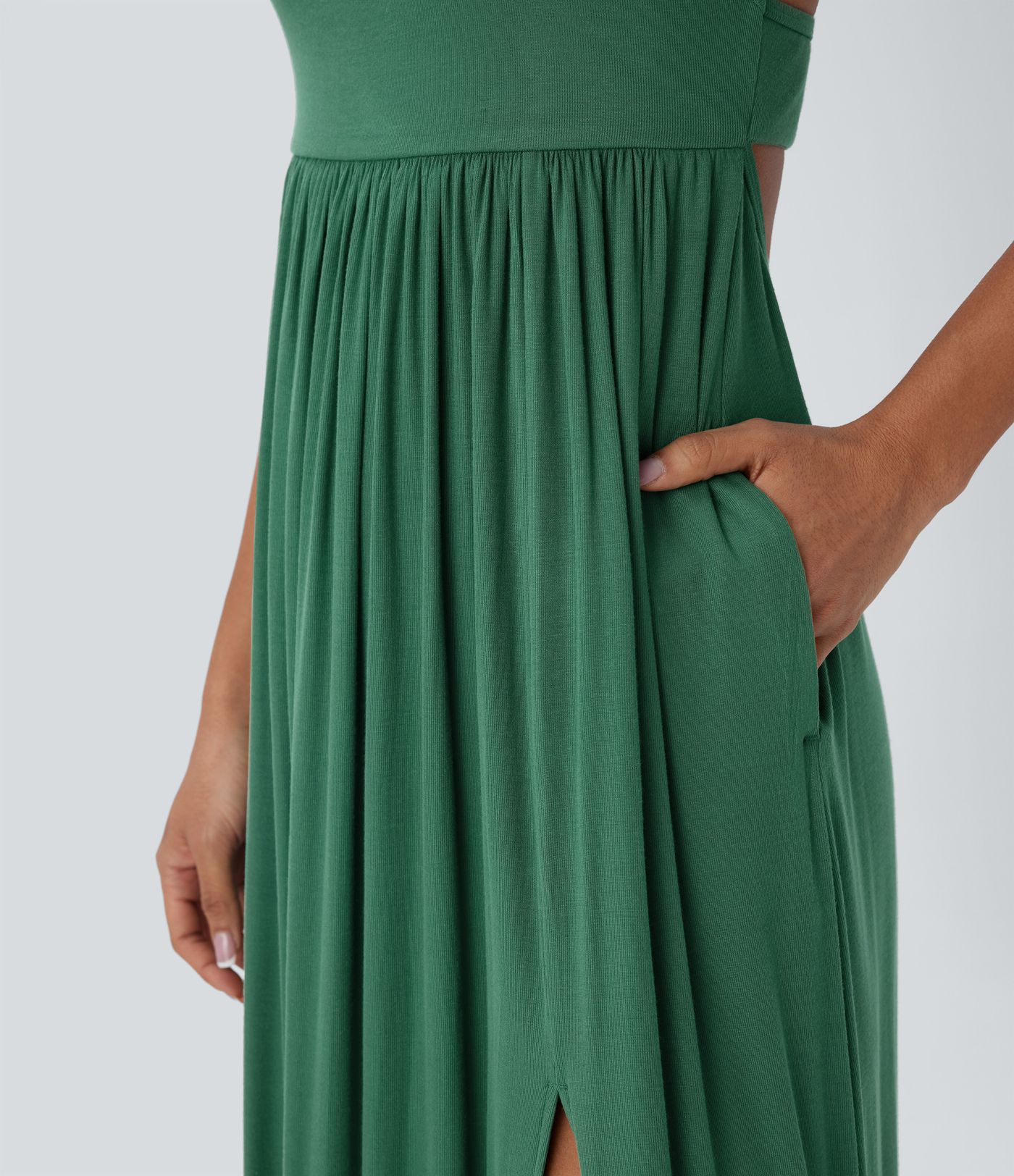 Vestido largo tipo lencero con espalda descubierta, fruncido, abertura y bolsillos