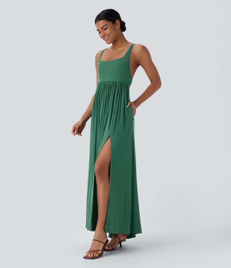 Vestido largo tipo lencero con espalda descubierta, fruncido, abertura y bolsillos