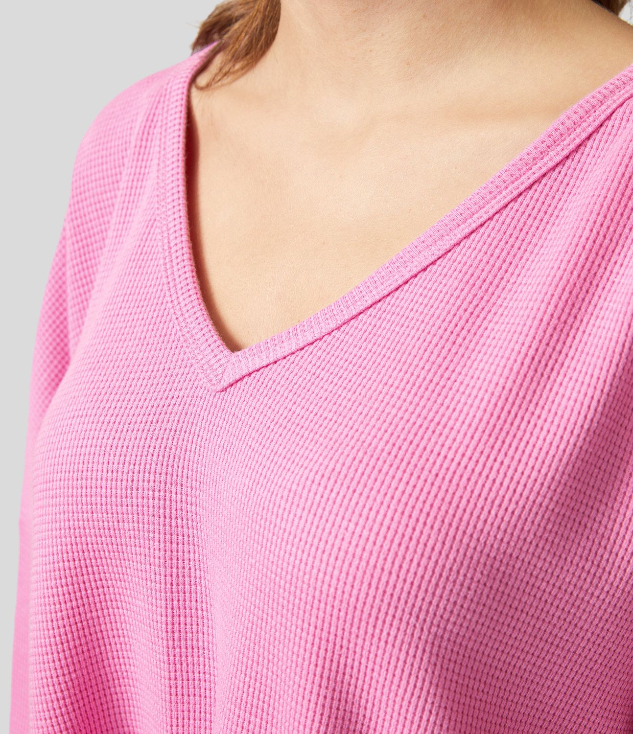 Long-sleeved cotton sweatshirt in oversized fit, V-neck, asymmetric hem, and waffle pattern