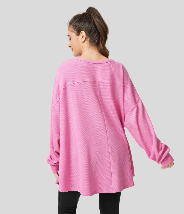 Long-sleeved cotton sweatshirt in oversized fit, V-neck, asymmetric hem, and waffle pattern