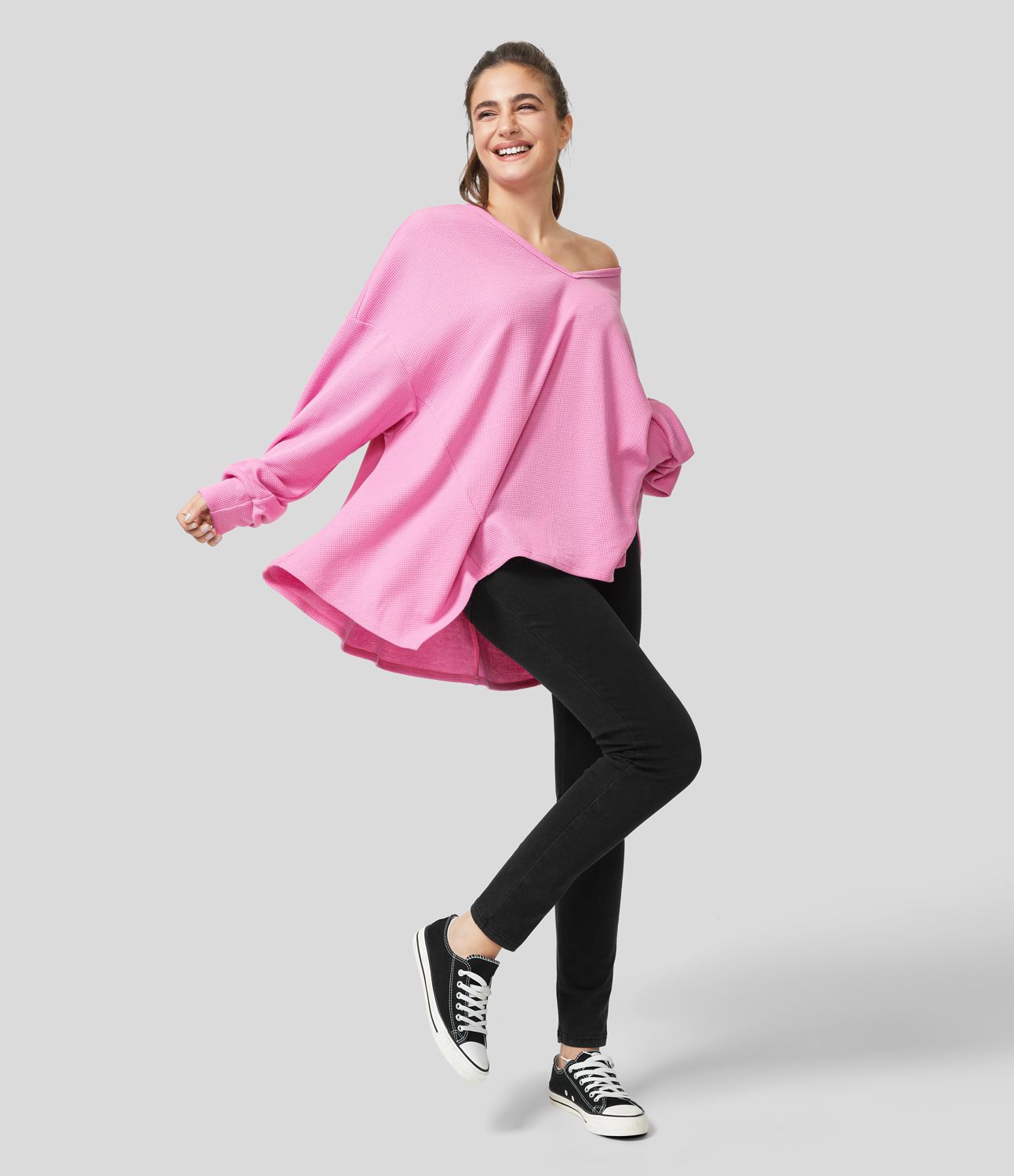 Long-sleeved cotton sweatshirt in oversized fit, V-neck, asymmetric hem, and waffle pattern