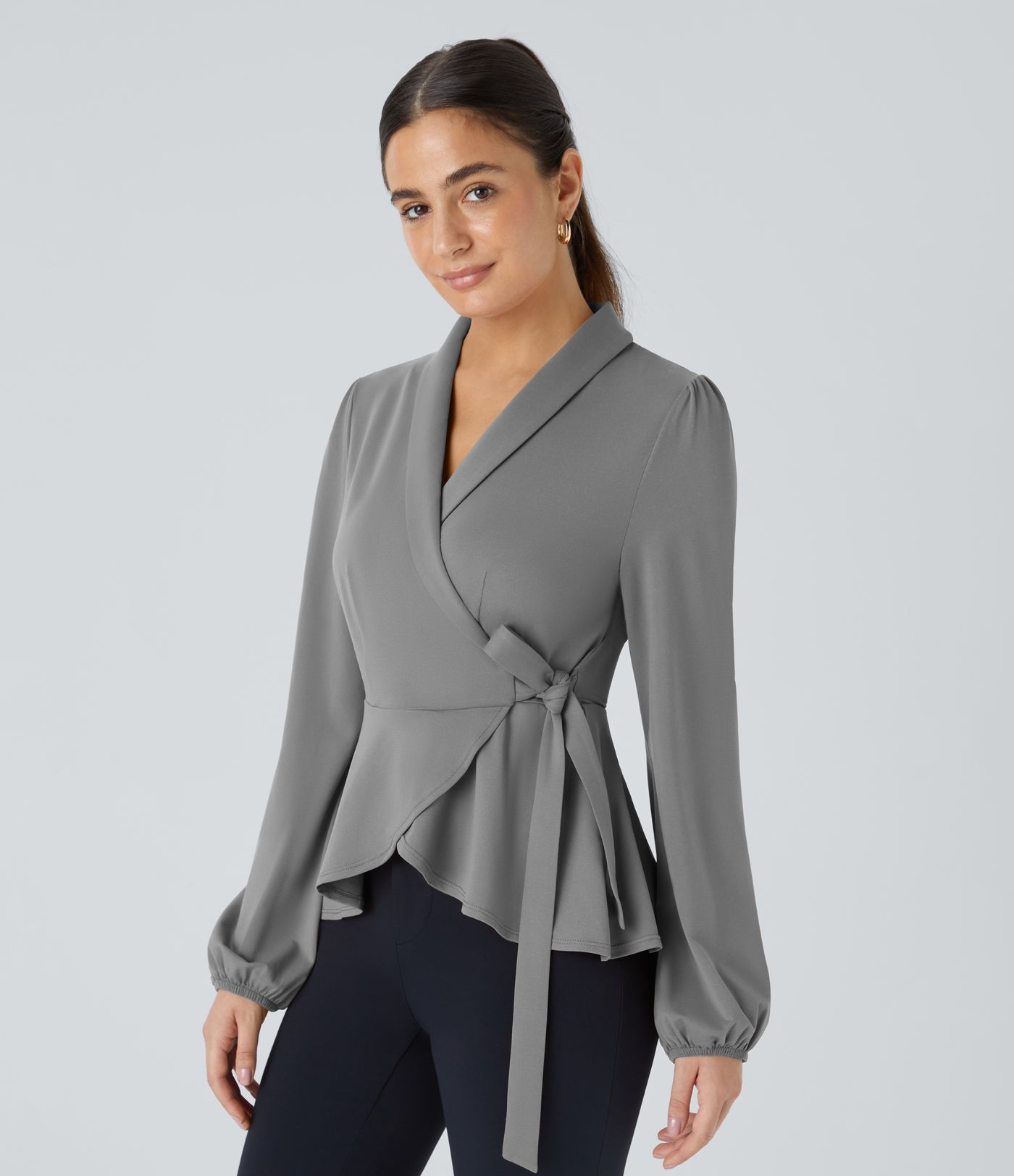 Arbeitsbluse mit Schalkragen, seitlicher Masche und Rüschensaum